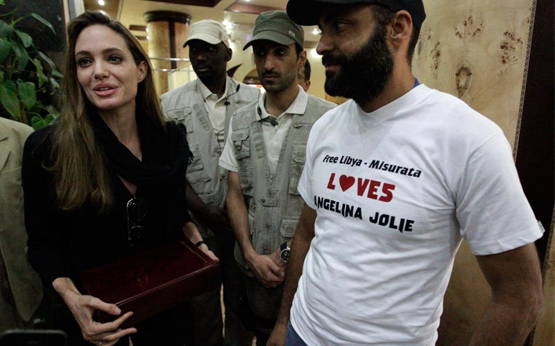 زارت الممثلة الأميركية وسفيرة الأمم المتحدة للنوايا الحسنة، أنجلينا جولي، مدينة مصراتة الليبية، حيث استقبلها الثوار، الذين سيطروا على المدينة بعد أسابيع من القتال العنيف، بعبارات الحب والاعجاب-رويترز