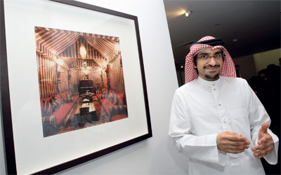 سلطان بن سعود القاسمي: الفنانون ينتمون إلى أجيال مختلفة. 	 تصوير: مصطفى قاسمي