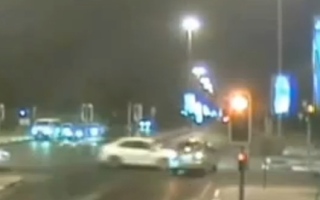 الصورة: بعد أن تتجاوز الإشارة الحمراء!