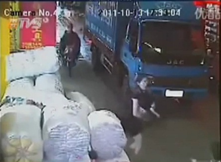 الأم تحمل ابنتها لكن بعد فوات الأوان