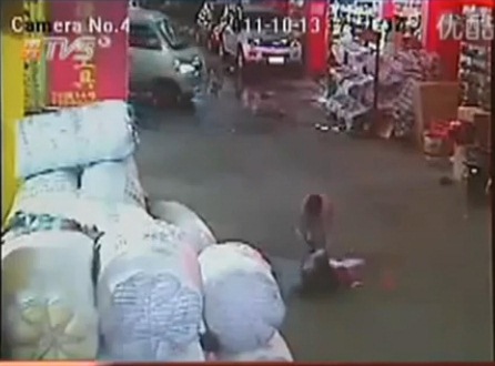 عاملة تنظيف تهرع إلى انقاذ الطفلة