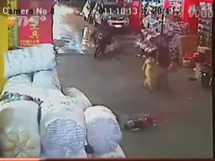 المارة يتجاهلون الطفلة ولا يحاولون مساعدتها