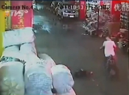 أحد الأشخاص يمر إلى جانب الضحية ويتجاهلها