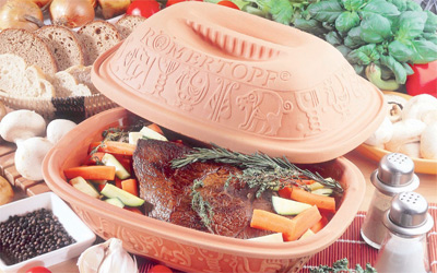 الأواني الرومانية تتيح إمكانية طهي اللحوم والخضراوات معاً.	د.ب.أ