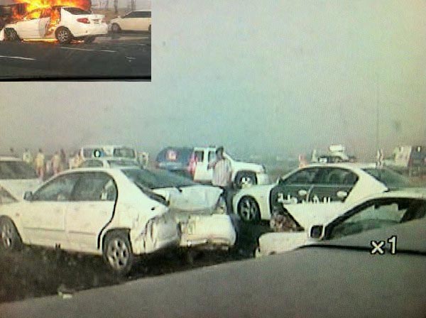 صورة من حادث دبي العابر الذي وقع صباح اليوم- وفي الإطار سيارة تحترق جراء الحادث - من المصدر