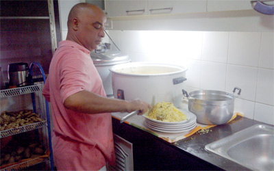 سعيد آل علي في مطبخ مطعمه.	الإمارات اليوم