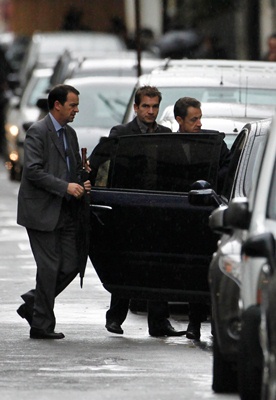 ساركوزي يذهب بسيارة داكنة اللون ليرافق زوجته أثناء ولادة طفلهما الأول - أ.ب