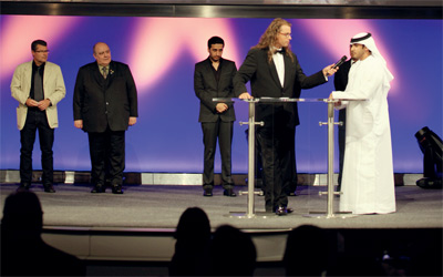 سلطان الزيدي يتسلم الجائزة الذهبية في النمسا.     من المصدر