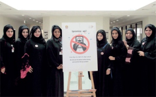 الصورة: موظفون ومتعاملون مع &laquo; الهوية &raquo; يوقّعون على وثيقة &laquo; أتعهد &raquo;