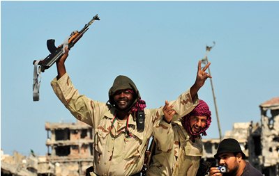 الثوار يحتفلون باعتقال القذافي و"تحرير سرت-أ.ب/رويترز/أ.ف.ب