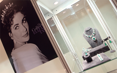 المعرض يتضمن مجموعة من أندر المجوهرات في العـــالم التــي كــــــــــــــــــــــــــــــــــــــانت من مقتنيات «إليزابيث تايلور».	تصوير: دينيس مالاري