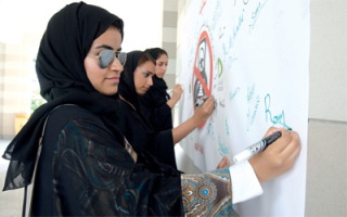 الصورة: طالبات «تقنية دبي» يوقعن على «أتعهد»