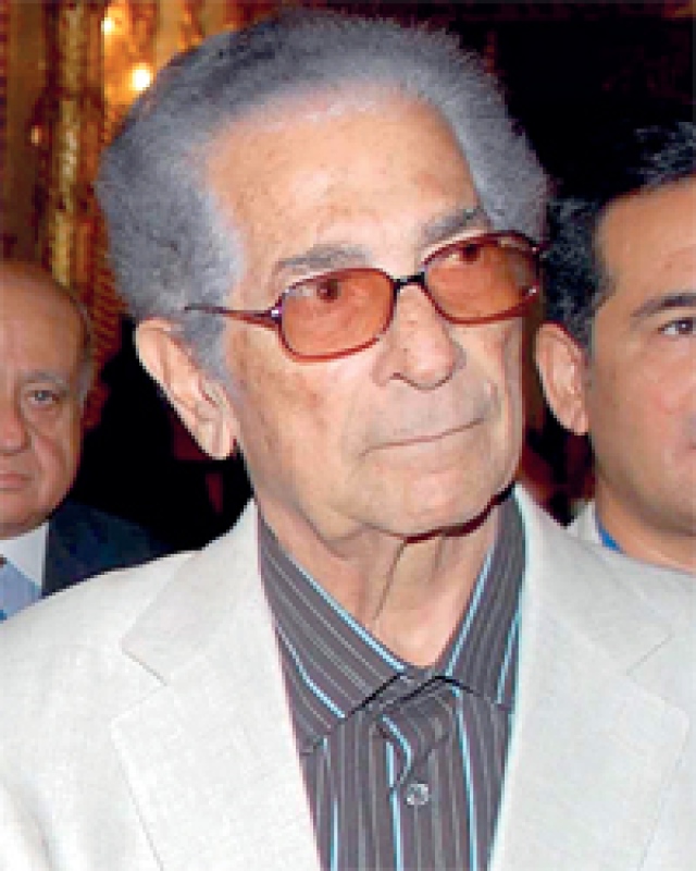 أنيس منصور.. الـرحّال في «بلاد الله» والوجودية