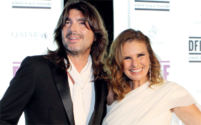 يسرا ومصمم الأزياء الفرنسي ستيفن رولاند.