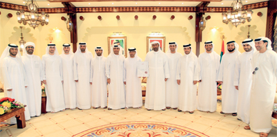 سامي الريامي وسيف بن مرخان الكتبي مع المسؤولين التنفيذيين في مكتب سمو ولي عهد دبي بعد توقيع الوثيقة. 	تصوير: باتريك كاستيللو