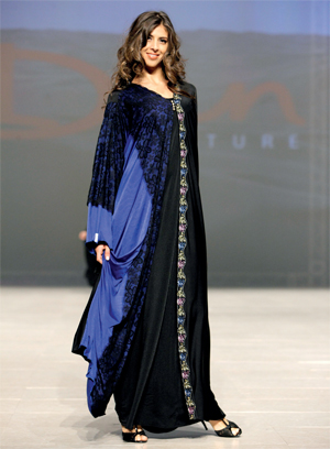 عباءات المري تحمل بصمات واضحة . تصوير :أشوك فيرما