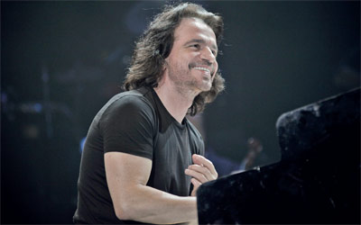 ياني توقف عن العزف دقيقتين ليتابع بإعجاب عرضاً لنوافير دبي.                                                      من المصدر