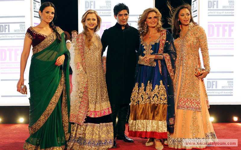 داليا البحيري ودرة زروق شاركتا يسرا في هذه الليلة البوليوودية، وارتدين أزياء من المصمم الهندي مانيش مالهوترا-رويترز