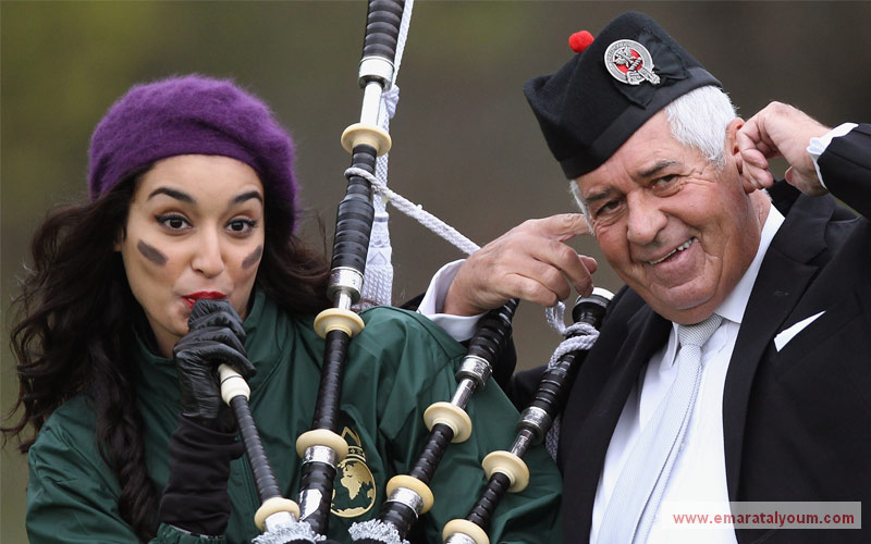 مستوى عزف ملكة جمال الهند على آلة القرب الاسكتلندية التقليدية واضح من خلال رد فعل العازف. غيتي
