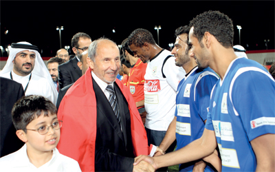 مصطفى عبد الجليل يصافح اللاعبين.    أي.بي.إيه