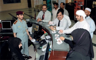 الصورة: شرطة أبوظبي توزع ملصقات &laquo;أتعهد&raquo; على السائقين