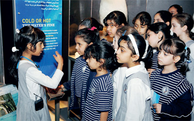 برنامج المعرض يتضمن زيارات للأطفال. 	من المصدر