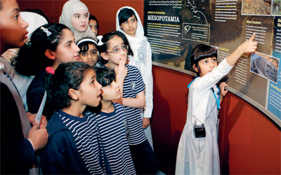 ليال تشرح لزملائها عن المعرض.  من المصدر