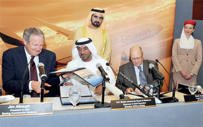 محمد بن راشد يشهد توقيع صفقــــــــــــــــــــــــــــــــــة «طيران الإمارات» مع «بوينغ».	   من المصدر