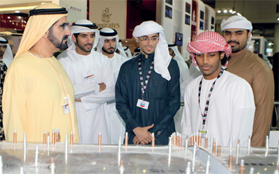 محمد بن راشد خلال تفقده أجنحة المعرض.	 وام