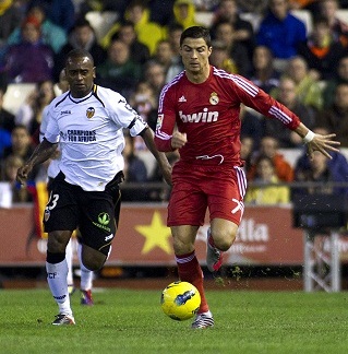 رونالدو على بعد هدف من ميسي. أ ف ب