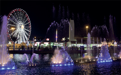 النافورة الراقصة أحد مظاهر التجديد في القرية العالمية هذا العام.   من المصدر