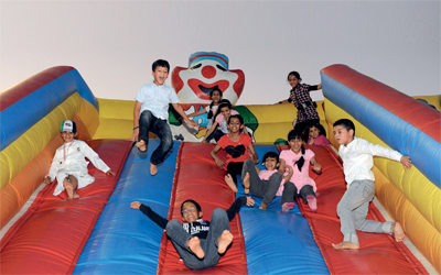 200 طفل شاركوا في الاحتفال. 	من المصدر