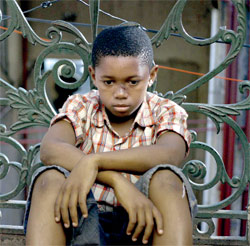 الفيلم يحكي عذابات فتى يتيم بلا حظ. 	 أرشيفية