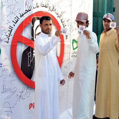 جمهور بني ياس يوقعون.	   تصوير: أسامة أبوغانم