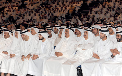 الحضور ينصتون إلى محاضرة محمد بن راشد.	وام