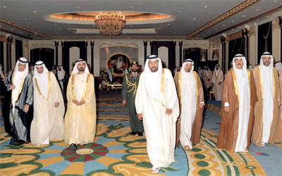 رئيس الدولة لـدى استقبالــه حكام الإمارات في قصر الضيافة بالمشرف بمناسبة اليوم الوطني الـ.40 	وام