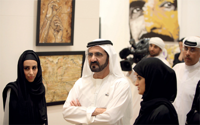 حاكم دبي خلال جولته في المعرض المستوحى من قصائده.   تصوير: دينيس مالاري