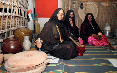 موزة هاشل عرضت في خيمتها ملامح من الحياة التقليدية.	تصوير: أسامة أبوغانم