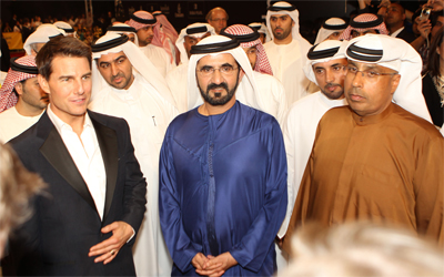 سموه يتوسط أحمد الشيخ وتوم كروز.