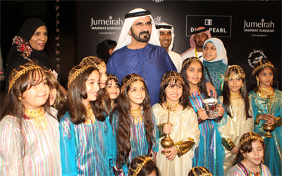 سموه في صورة تذكارية مع مجموعة من الأطفال خلال حفل الإفتتاح.