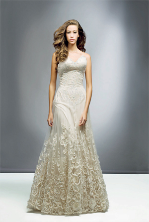 رغم انحياز ساهر ضيا للون الأبيض لفستان العروس جاءت الورود باللون الفضي. 	من المصدر