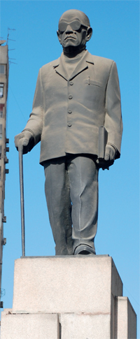 تمثال لأديب «نوبل» نجيب محفوظ (1911 ــ 2006).	أرشيفية