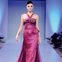 القصات تنوعت بين الضيقة والمتسعة                             بلمسات مختلفة. 	 من المصدر