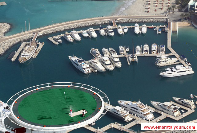 لاعب الغولف البريطاني روري مكيلروي، سفير مجموعة جميرا للفنادق، يمارس رياضة الجولف على مهبط الطائرات الخاص بـ برج العرب في دبي.- غيتي