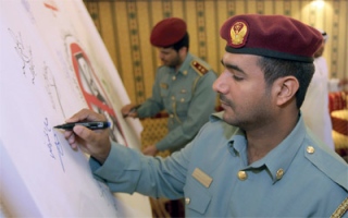 الصورة: قيادات في شرطة أبوظبي يوقعون على &laquo;أتعهد&raquo;