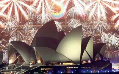 لوحات بالألعاب النارية زينت سماء سيدني. 	رويترز