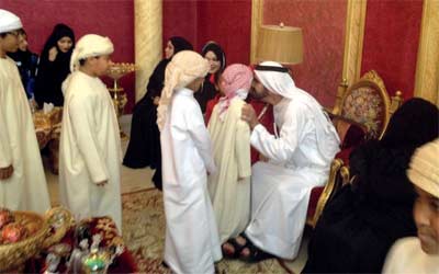 محمد بن راشديصافح أحفاد«أم عبدالله »