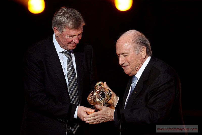 رئيس الاتحاد الدولي لكرة القدم سيب بلاتر يكرم مدرب مانشستر يونايتد المخضرم السير أليكس فيرغسون. غيتي