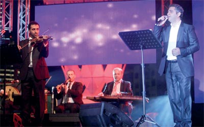 فضل شاكر غنى لجمهوره أكثر من ساعة ونصف الساعة.	من المصدر