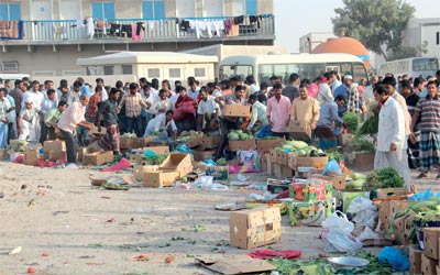المخالفون مارسوا مهناً مختلفة                                     في الأسواق العشوائية. 	من المصدر